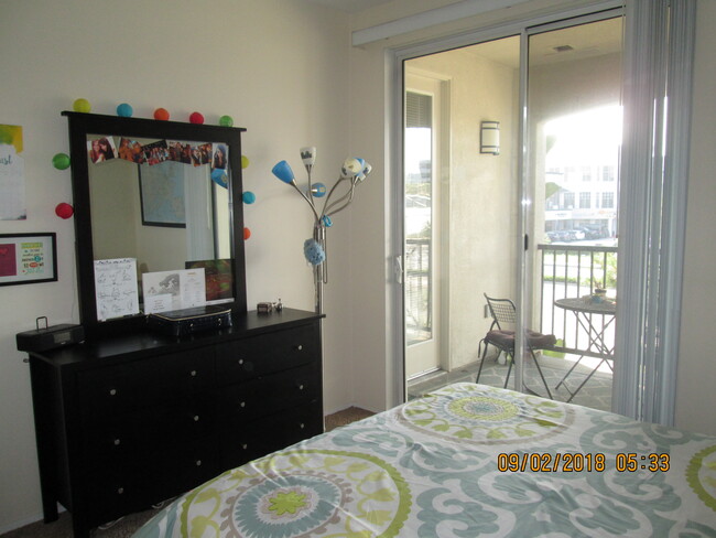 Bedroom with direct access to balcony - 1238 Scholarship