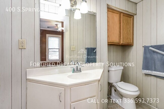 Building Photo - 400 S.Spring St - Unit-C