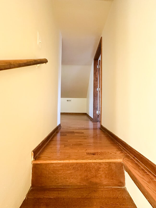 Building Photo - 7532 S Vernon Ave