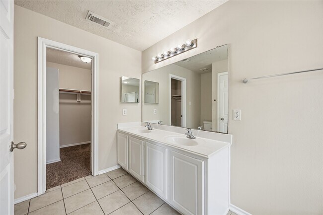 Building Photo - 14322 Mooreview Ln