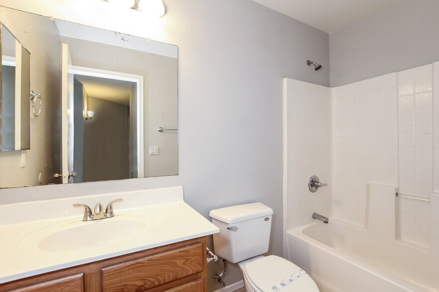 Building Photo - 15189 W Woodlands Ave