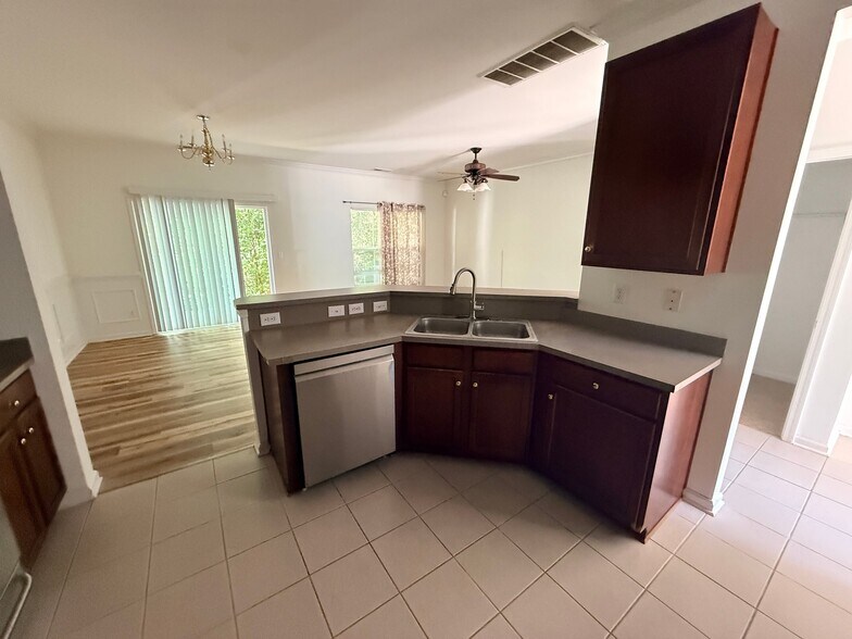 Building Photo - 8742 Appledale Dr