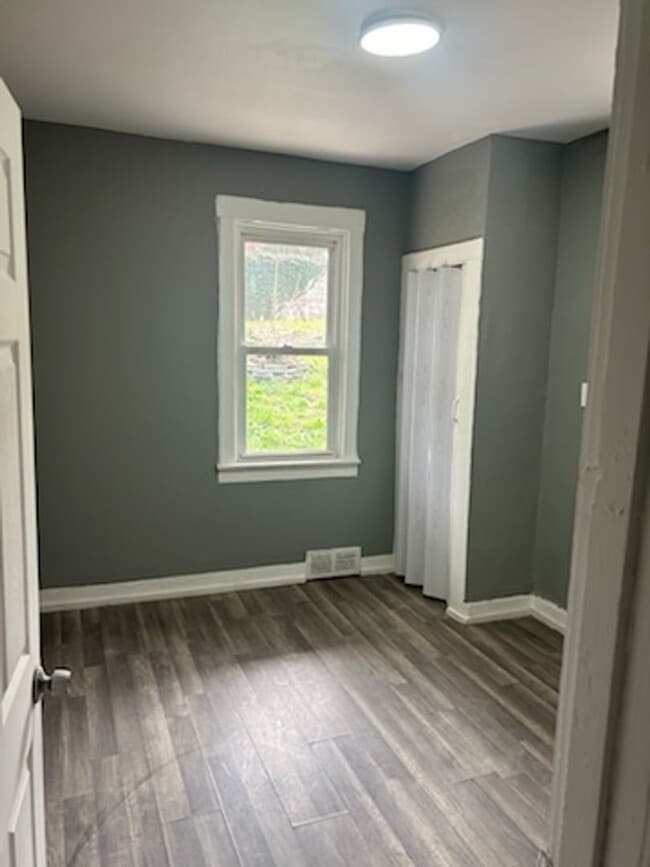 Building Photo - Spacious 3 bedroom apartment for rent in B...