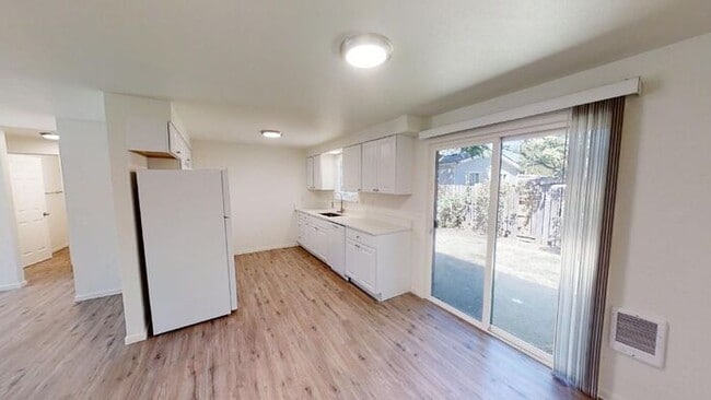 Building Photo - Amazing 2 Bedroom Single-level Duplex w/ A...