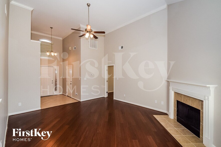 Building Photo - 2136 Parsons Dr