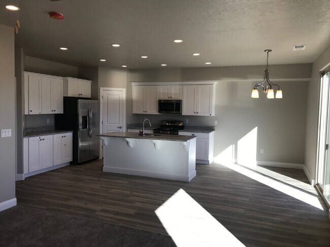 Building Photo - Spacious 4 bed 2.5 bath Townhome in Hurricane Heights