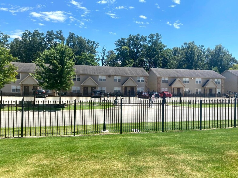 Building Photo - Willow Creek Townhomes