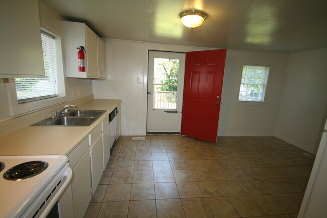 Building Photo - Spacious 3 Bed / 2 Bath Trinity Park Home - All Appliances and Large Fenced Yd