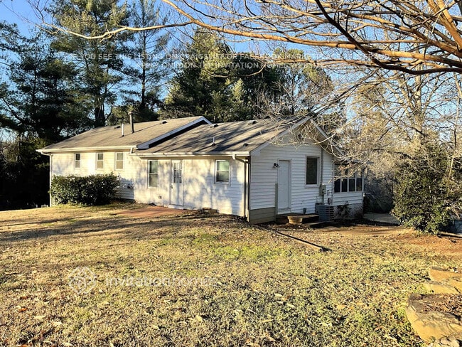 Building Photo - 504 Rivercrest Dr