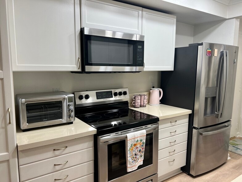 Kitchen - 911 N Kings Rd
