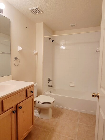 Guest full bath - 221 Victoria Commons Blvd