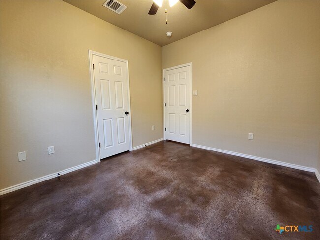 Building Photo - 2567 Pahmeyer Rd
