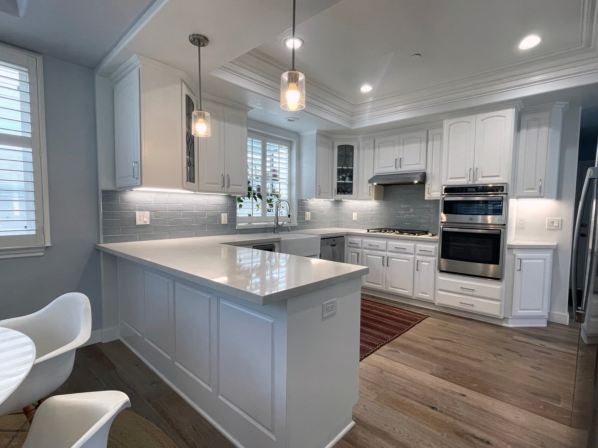 High End Kitchen with garden window, granite countertop, high end appliances and plenty of storage - 2111 Nelson Ave