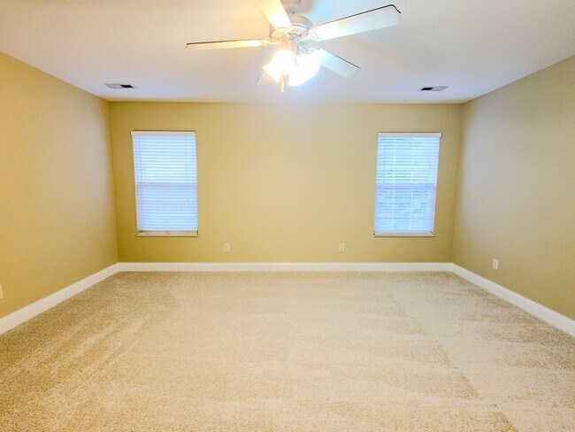 Building Photo - Knoxville 37931 - 4 bedroom 2.5 bath - call Ryan Fogarty 865-333-4840