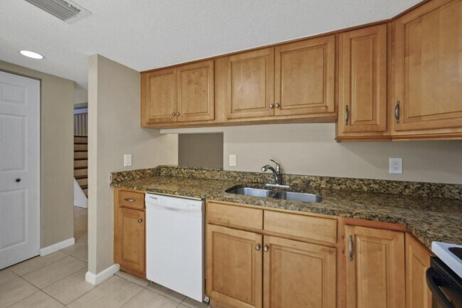 Building Photo - 402 Lakewood Ct
