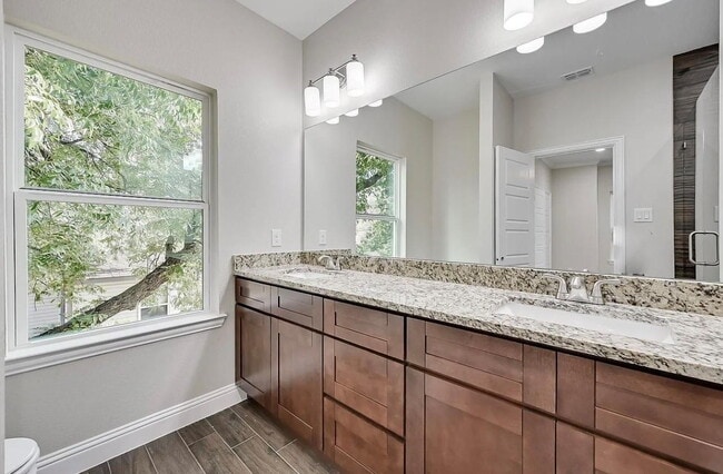 Building Photo - Spacious Townhome Near Several Parks