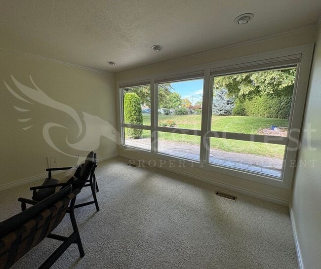 Building Photo - Three Bedroom Townhome Near Country Club G...