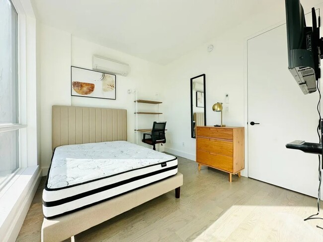 Building Photo - Private Bedroom in a 4 bedroom / 1,5 bathr...