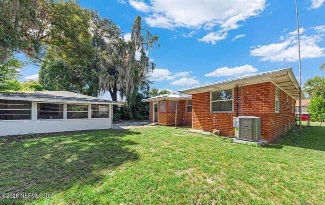 Building Photo - 7115 Lucky Dr E