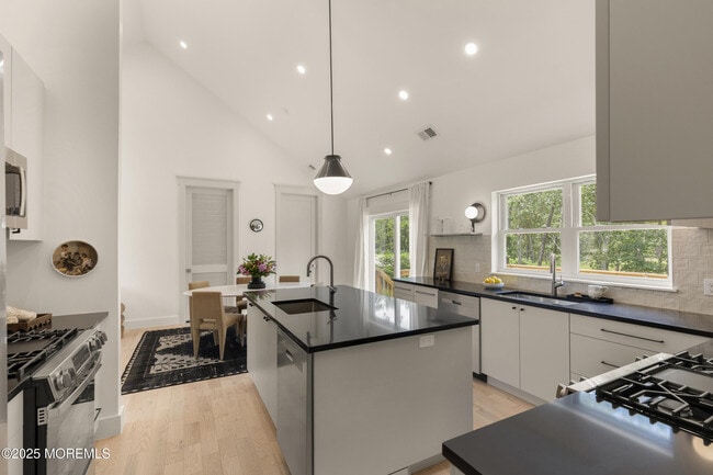 Building Photo - 1406 Transit Ave