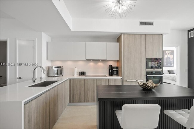 Building Photo - 2900 NE 7th Ave