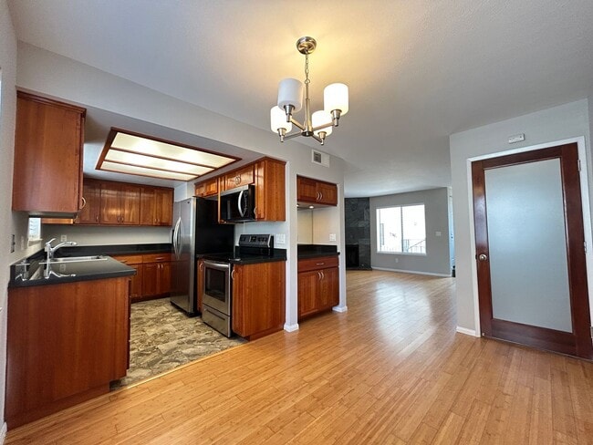 Building Photo - Beautifully Upgraded 2 Bed 2.5 Bath Townhome