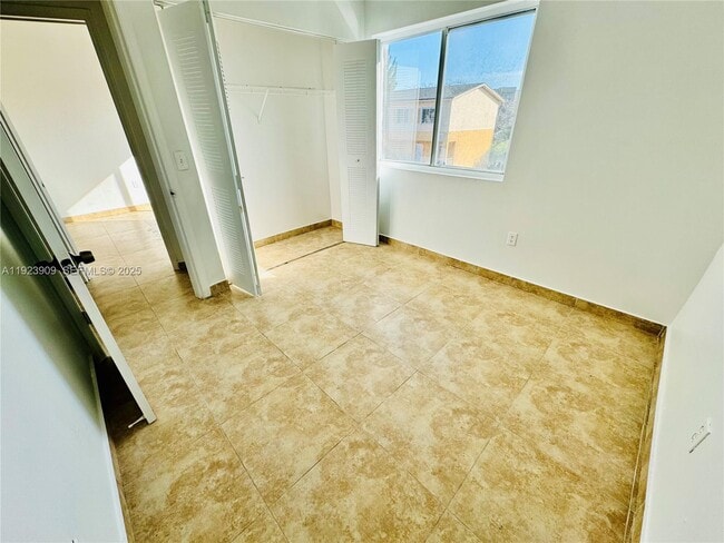 Building Photo - 6245 SW Kendale Lakes Cir