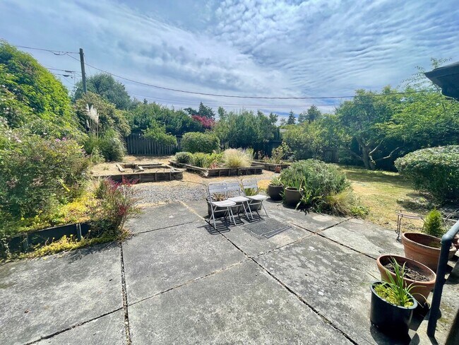 Building Photo - Charming  home on quiet street, great loca...