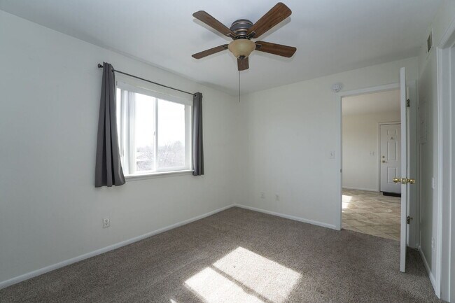 Building Photo - North Longmont Sunny One Bedroom Condo!