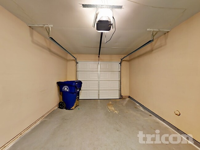 Building Photo - 2033 Pine Cone Dr SW