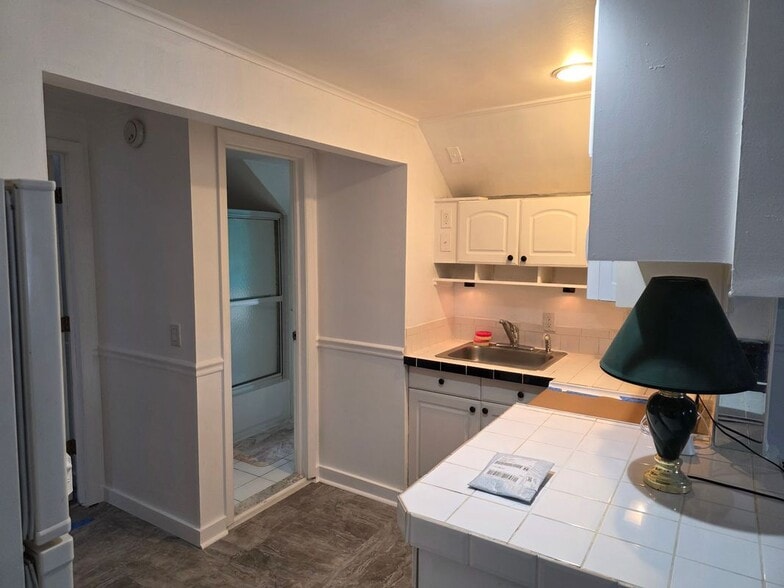 Building Photo - 140 Lake Ave S