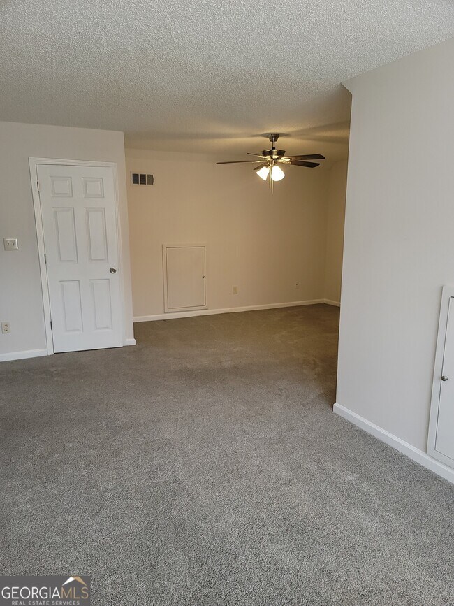 Building Photo - 5011 Larkspur Ln