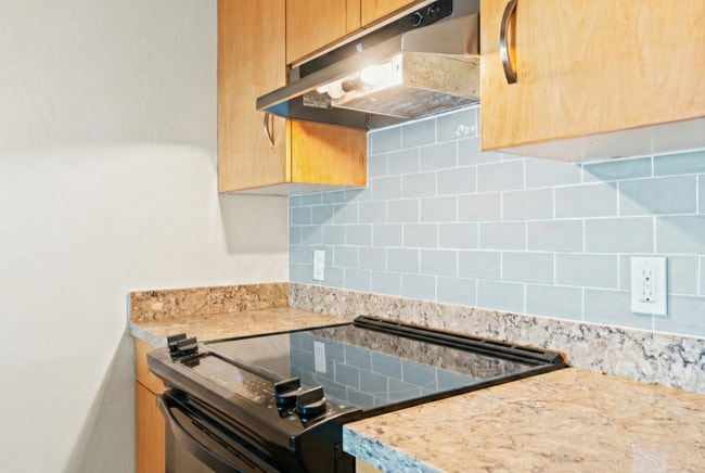 Building Photo - Modern 1-Bed w/ Balcony & Views Near Piedmont