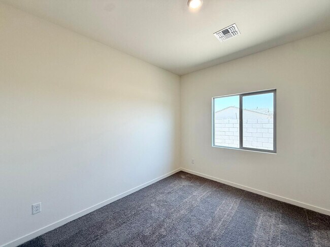 Building Photo - 634 W Red Hawk Ct