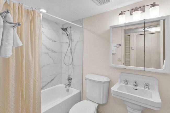 Building Photo - 121 Waterside Dr