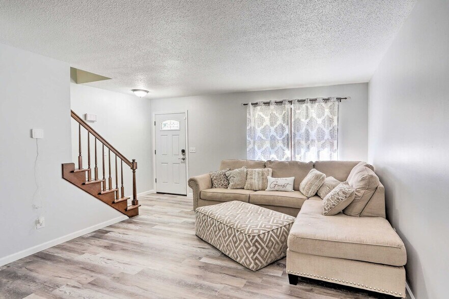 Building Photo - 6834 Woodmeadow Dr