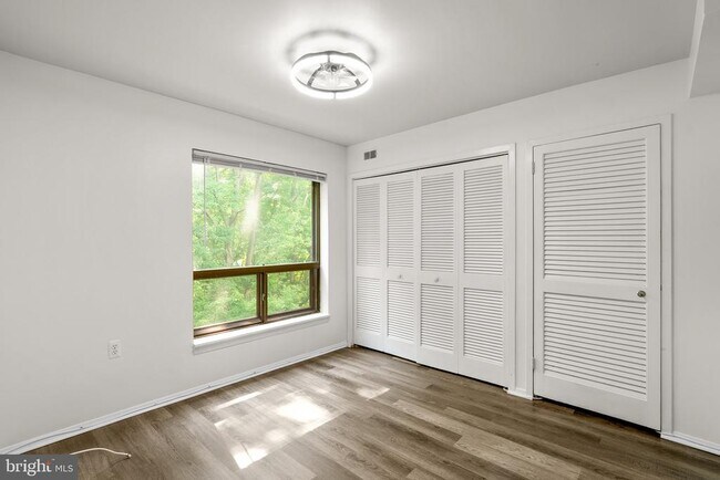 Building Photo - 435 Christopher Ave