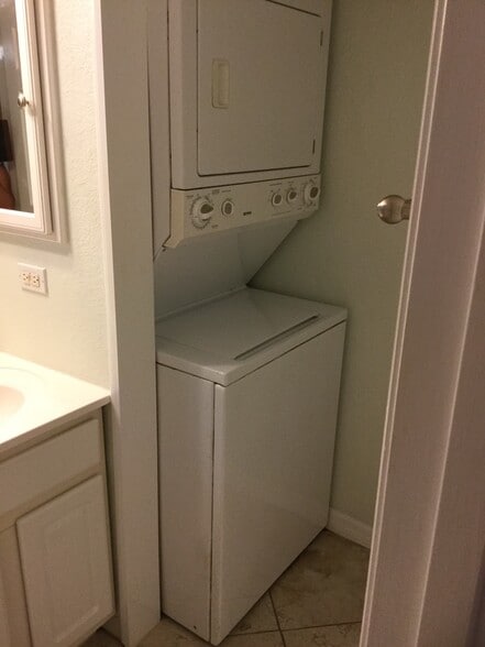 Building Photo - 2020 Lee Dr