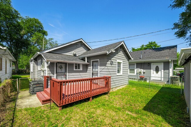 Building Photo - 1215 N Warman Ave