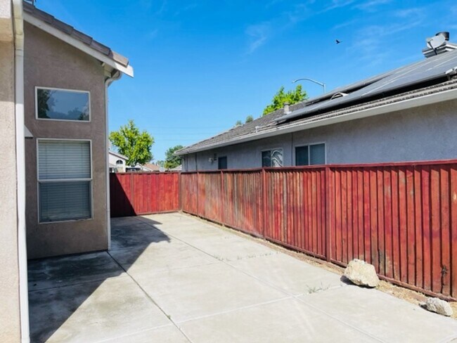Building Photo - Close to freeway and shopping