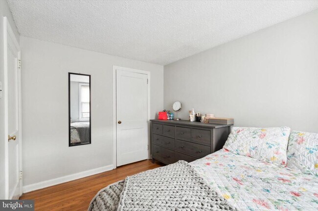 Building Photo - 327 E 9th Ave