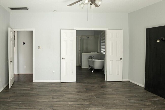 Building Photo - 10234 Five Oaks Ln
