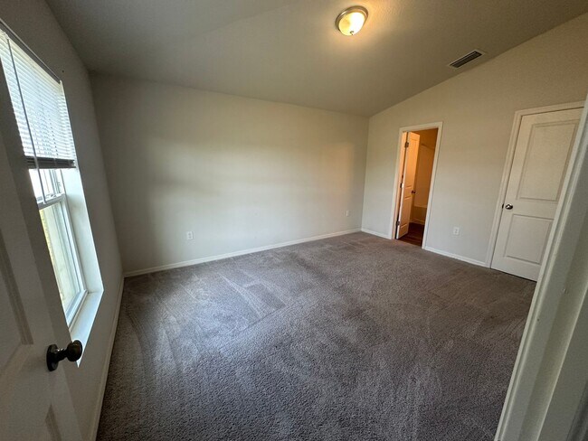 Building Photo - Beautiful 2 Bedroom 2 Bath