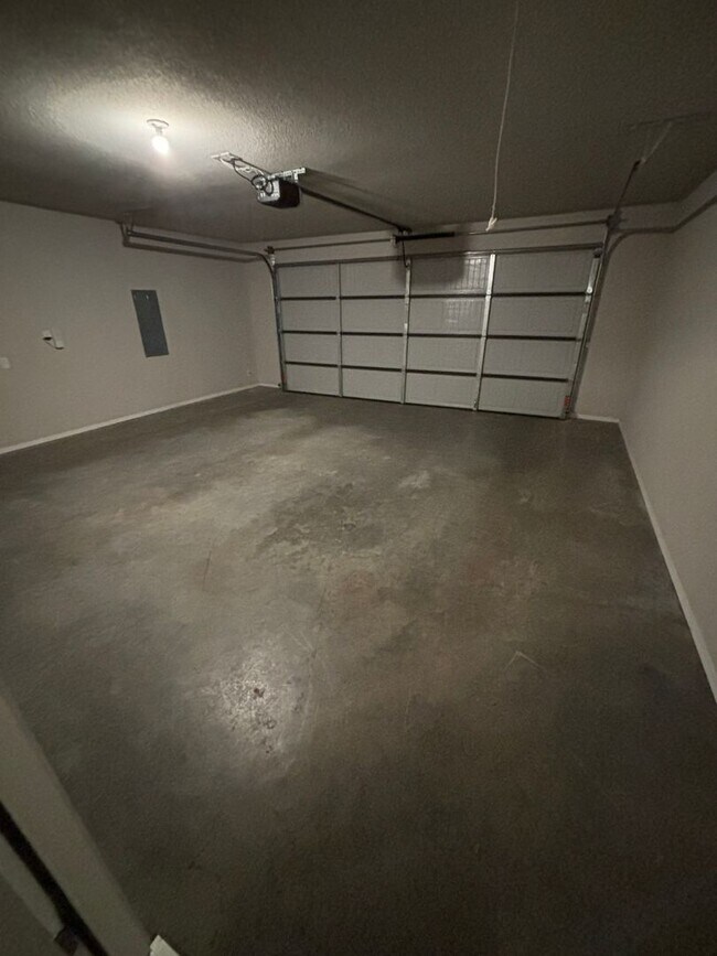 Building Photo - Location, Style, and Space: South Fayetteville Living at Its Best!