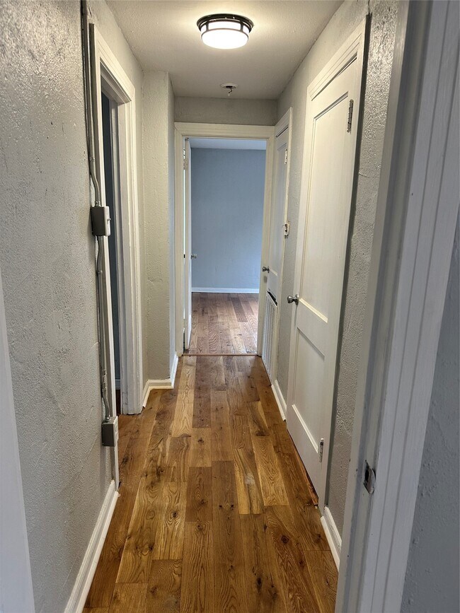 Building Photo - 912 W Cleveland St