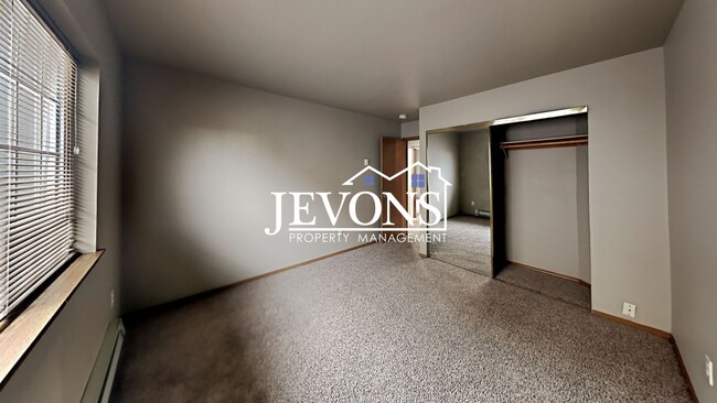 Building Photo - Beautiful duplex near I-823 with flexible ...