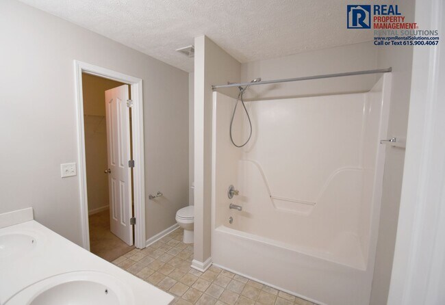 Building Photo - Adorable 3 bd house in the heart of Murfreesboro! Attached Garage!