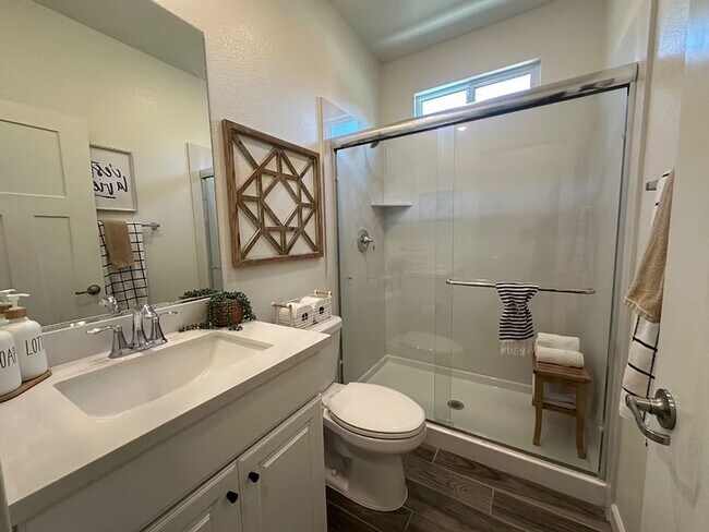 Building Photo - 4 bedroom Campus Oaks Home located on a Co...