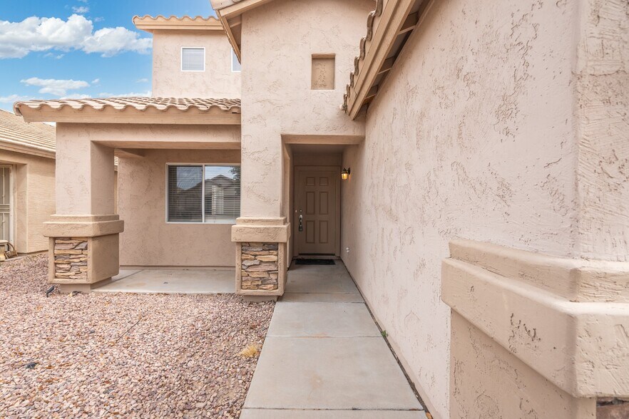 Building Photo - 11546 W Schleifer Dr