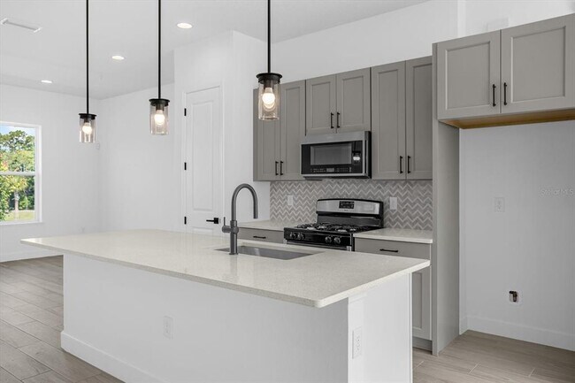 Building Photo - 2368 Brix St